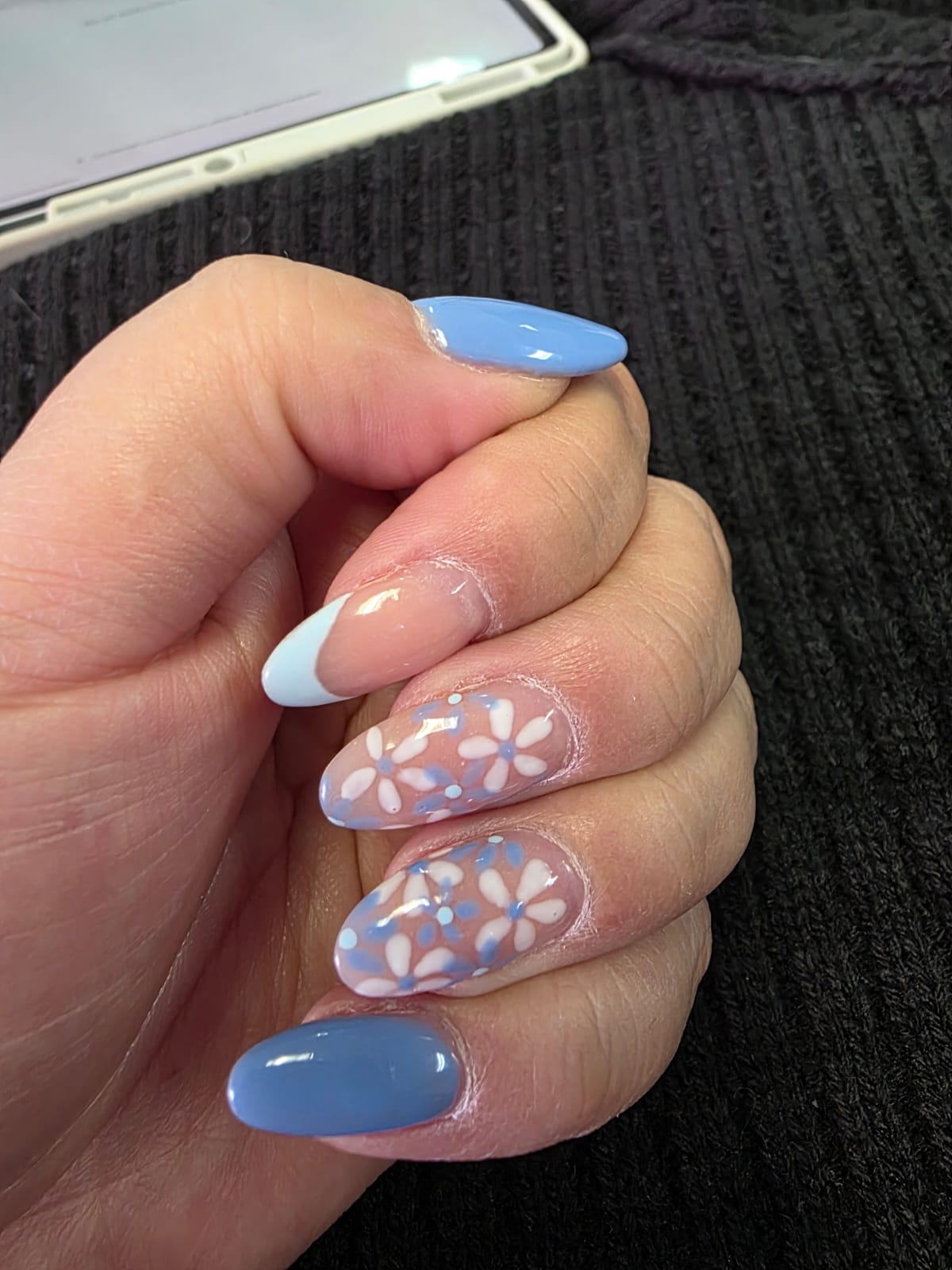 Uñas azules con flores