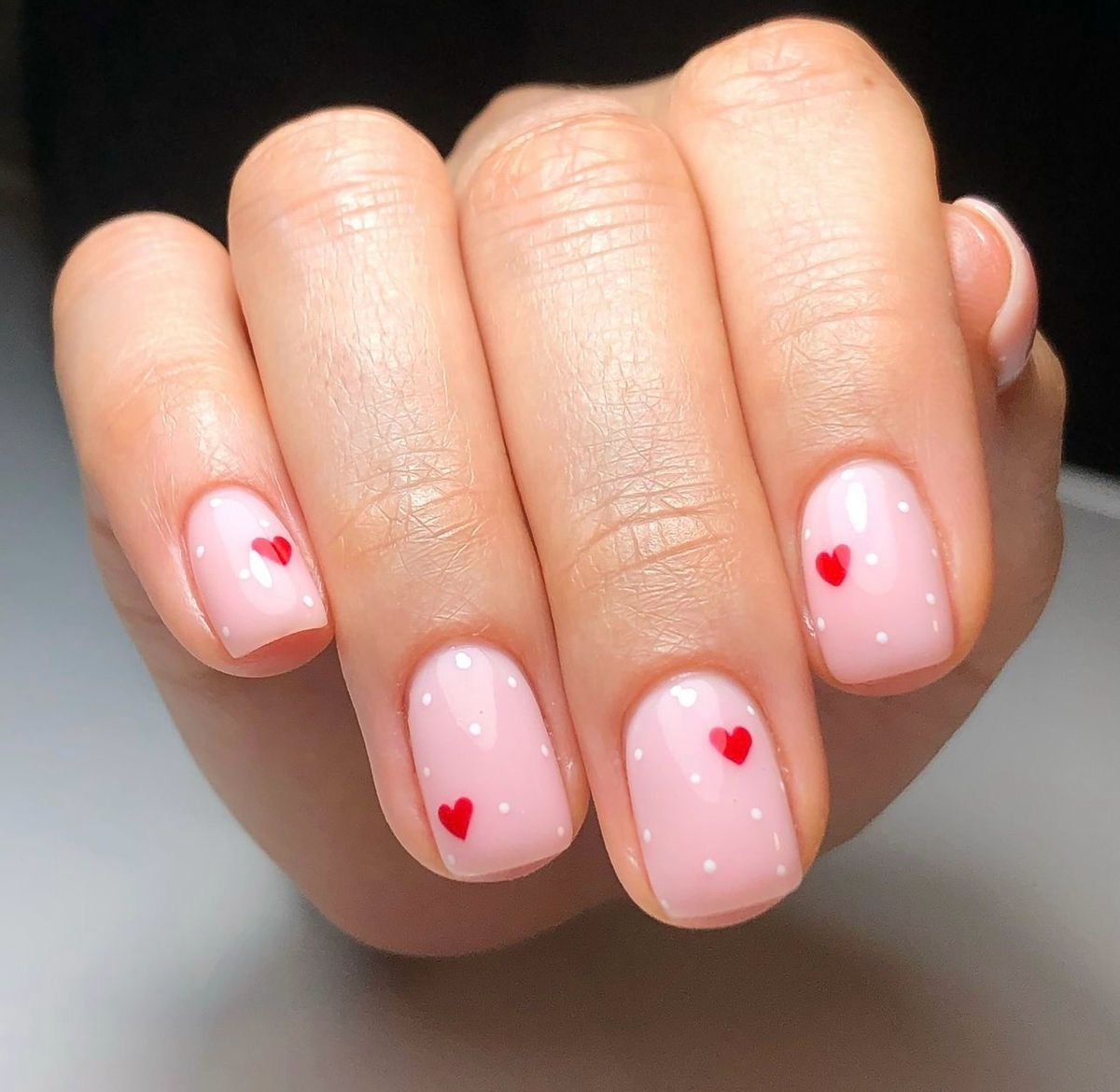 Uñas rosa con corazones